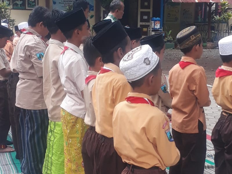 PELAKSANAAN SHOLAT DHUHA BERSAMA SETIAP HARI JUM'AT PAGI SDN 1 BUDUAN